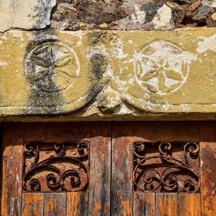 Architrave scolpito di una abitazione del centro storico (foto Ivo Piras)