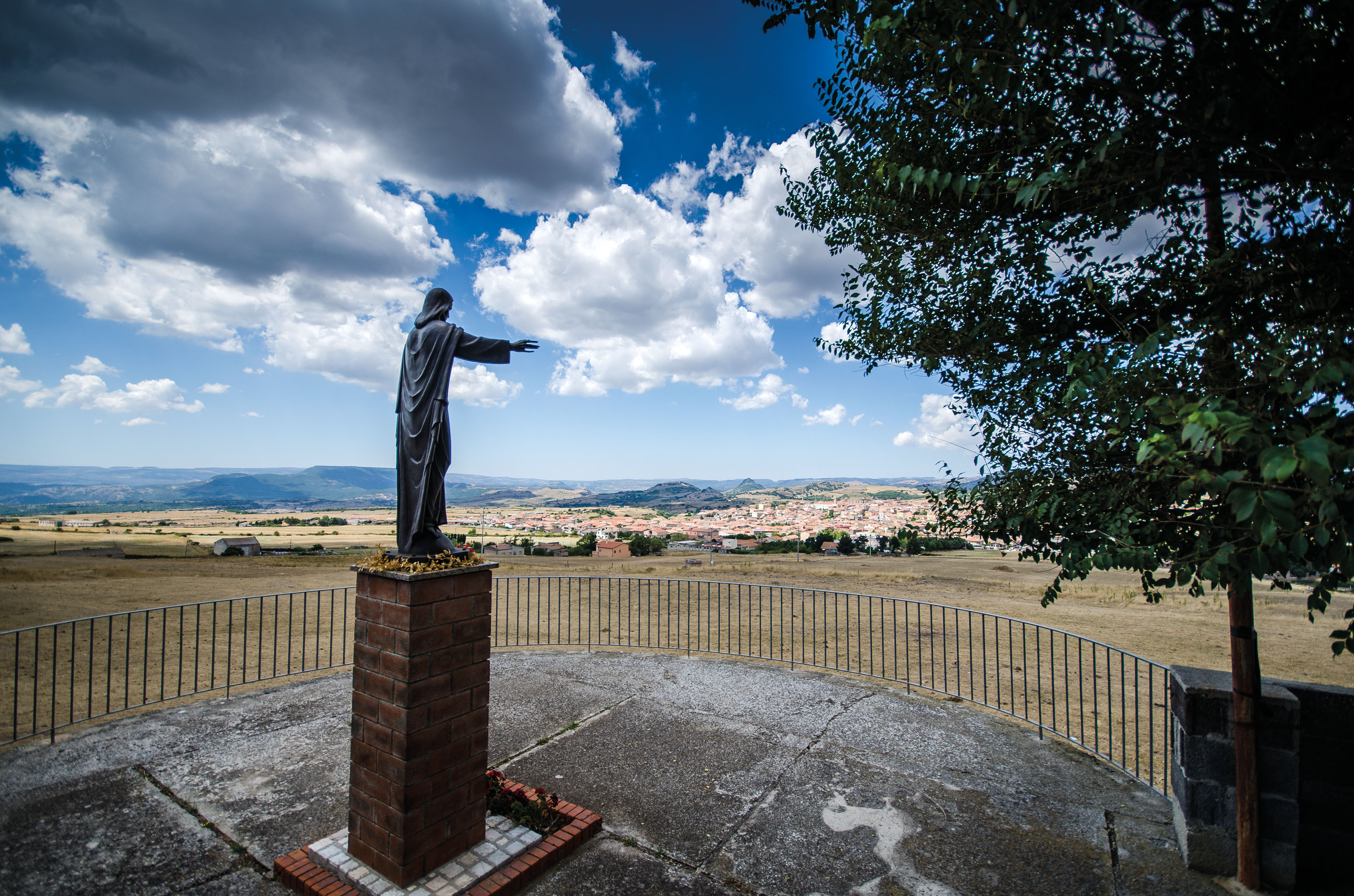 Veduta dal colle di San Pietro con la statua in bronzo raffigurante il Sacro Cuore di Gesù (foto Angelo Marras)