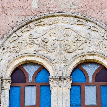 Sopra l’architrave insistono due finestre a bifora con vetri policromi sui cui limiti emergono due lesene di calcare chiaro (foto Ivo Piras)
