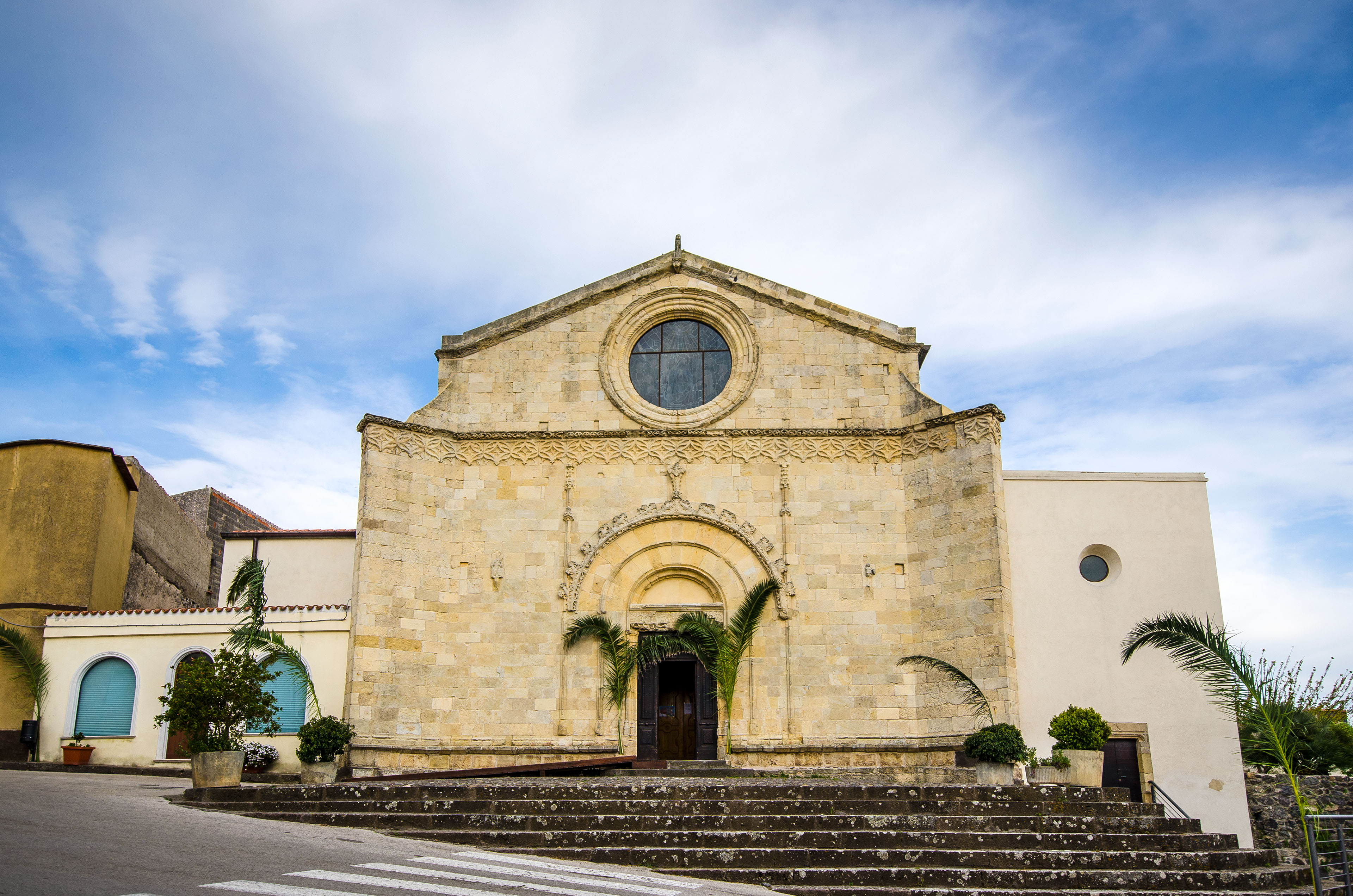 Veduta della facciata realizzata in calda pietra calcarea