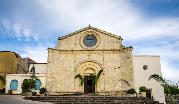 Veduta della facciata realizzata in calda pietra calcarea