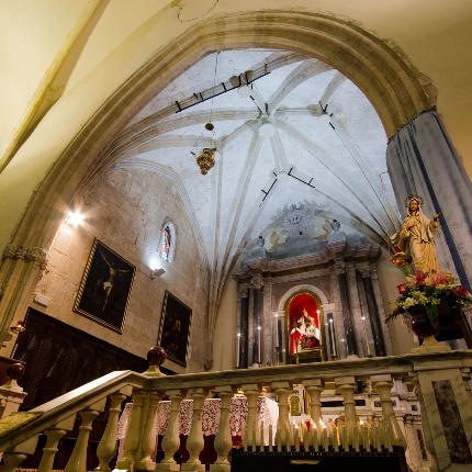 Il presbiterio è arricchito da una bella volta stellare costituita da sedici cordonature (foto Angelo Marras)