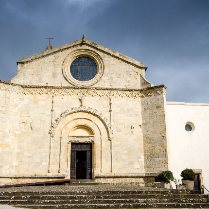 La facciata, con qualche motivo romanico, conserva il rosone, ma una volta, in alto al portone, vi aveva scolpita, in bassorilievo, una teoria di santi, di cui rimane ancora qualche visibile traccia (foto Angelo Marras)
