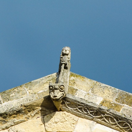 Al culmine della facciata si colloca la statua del Santo che, con la spada sguainata, trafigge il drago posto ai suoi piedi (foto Angelo Marras)