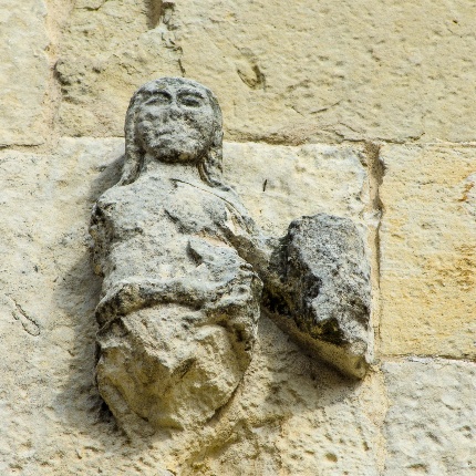 Figura in rilievo sul lato destro della facciata (foto Angelo Marras)