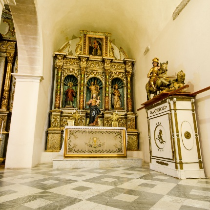 Cappella dedicata ai SS. Lorenzo, Sebastiano e Narciso. Le statue sono opera di intagliatori locali e risalgono alla fine del XVIII secolo. Di lato il gruppo ligneo del S. Giorgio, di fattura ispanica e risalente al sec. XVI (foto Angelo Marras)
