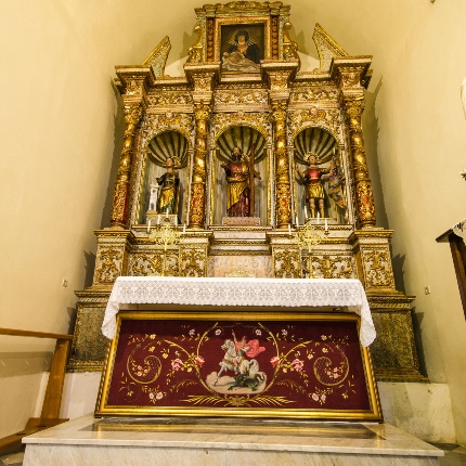 Cappella dedicata ai SS. Andrea, Gavino e Barbara. Le tre statue vennero scolpite probabilmente dallo stesso artista alla fine del XVI secolo. Notevole per i suoi intagli a doratura, l’altare ligneo di evidente fattura isolana (foto Angelo Marras)