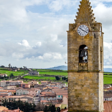 Campanile di forma parallelepipeda, cui si aggiunse più tardi una piccola piramide (foto Angelo Marras)
