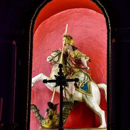 Statua di San Giorgio a cavallo del presbiterio (foto Ivo Piras)