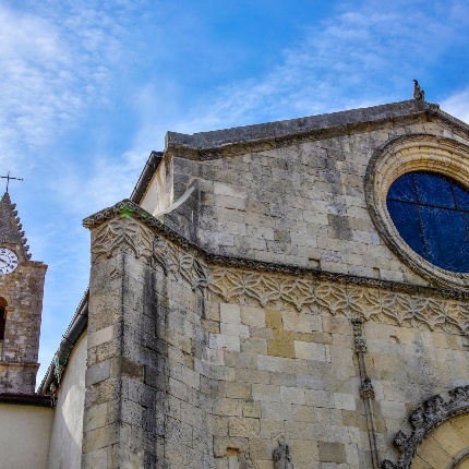 Sotto la cornice orizzontale della facciata, ornata da un tralcio di vite, si snoda un raffinato intreccio di archetti inflessi che infine gira nei contrafforti (foto Ivo Piras)