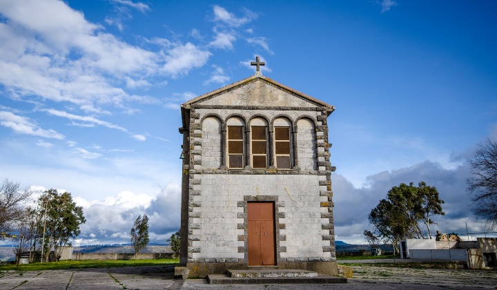 La facciata è divisa in due ordini sovrapposti, di cui quello superiore ad archi, con tre finestre centrali