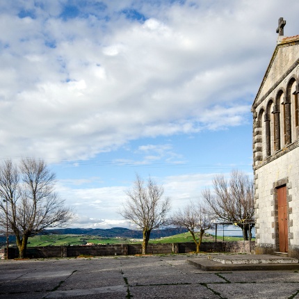 È posta sul colle omonimo dal quale si può ammirare un incantevole panorama (foto Angelo Marras)