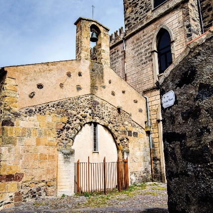 Resti dell’abside e della pavimentazione distrutta con il campaniletto negli anni ’40. L'attuale campanile a vela risale al 1903 (foto Angelo Marras)