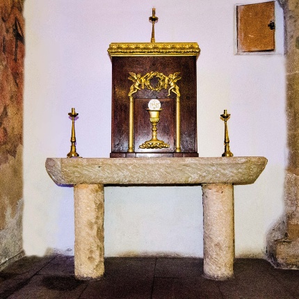 Piccolo altare lapideo, di semplicissima fattura, risalente alla basilica del XII secolo (foto Angelo Marras)