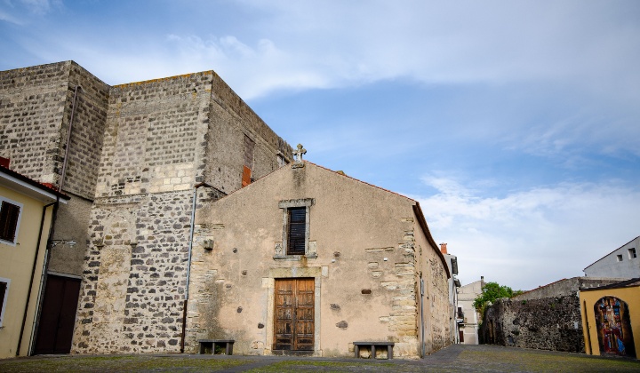 La facciata fu ricostruita in stile gotico – aragonese nel secolo XVI