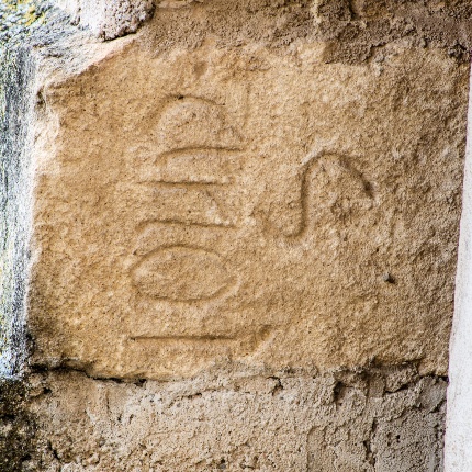 Concio sulla parete esterna dell’abside, probabilmente una dedica a Sant’Agostino (foto Angelo Marras)