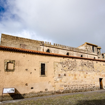 Veduta laterale dell'edificio (foto Angelo Marras)