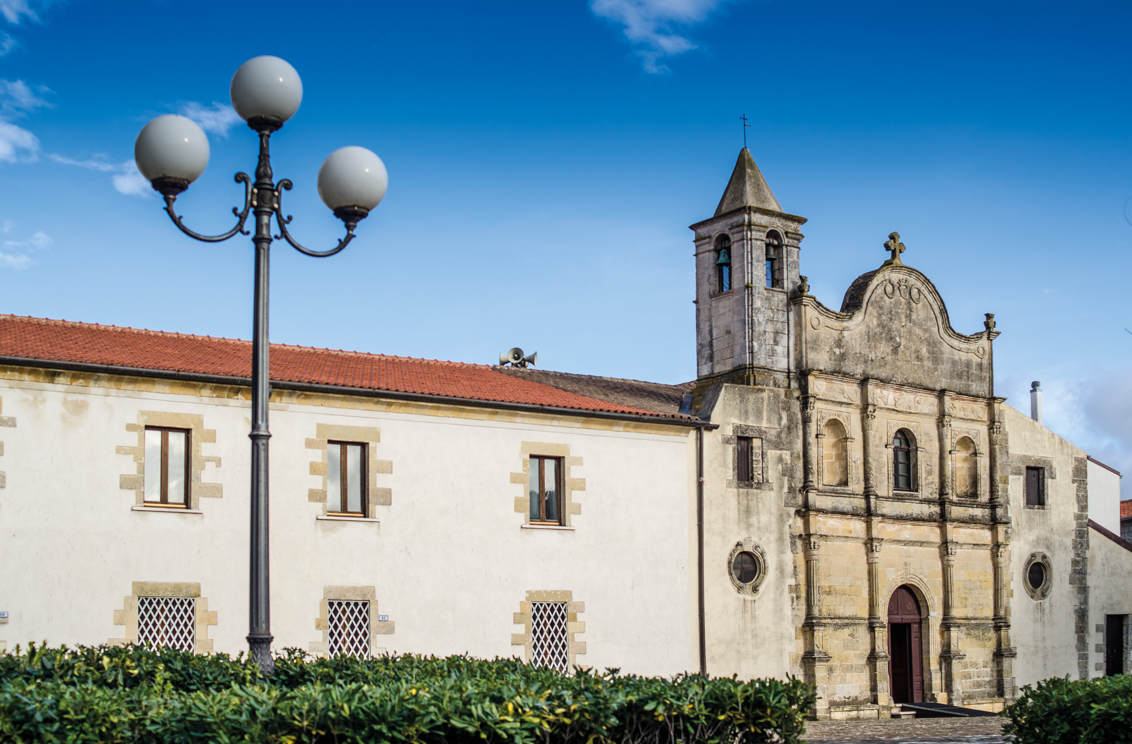 Veduta della facciata e dell'attiguo ex convento dei frati agostiniani oggi sede del Museo del Cavallo