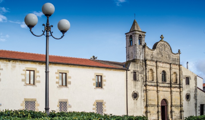 Veduta della facciata e dell'attiguo ex convento dei frati agostiniani oggi sede del Museo del Cavallo