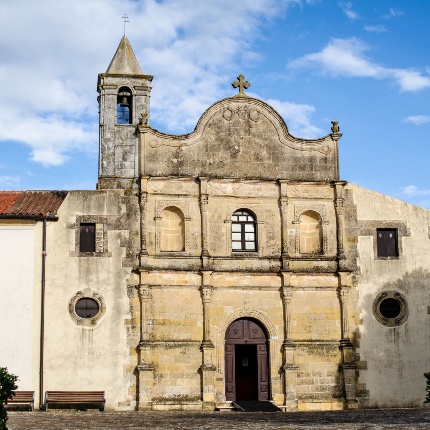 La facciata tardo barocca è opera di maestranze piemontesi, le stesse che operarono successivamente a Mara nella chiesa di Bonu Ighinu (foto Angelo Marras)