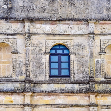 La facciata di stile barocco, presenta due ordini sovrapposti, divisi da partizioni verticali ed orizzontali (foto Ivo Piras)