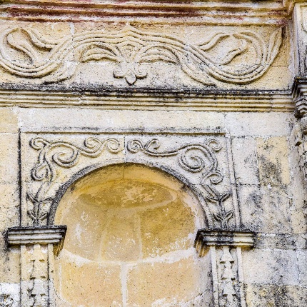 Particolari architettonici del prospetto frontale (foto Ivo Piras)