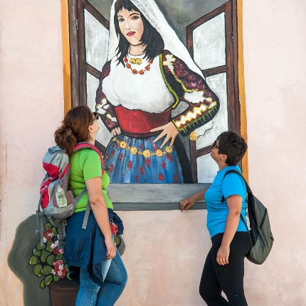 Ritratto di una giovane in abiti tradizionali (foto Ivo Piras)