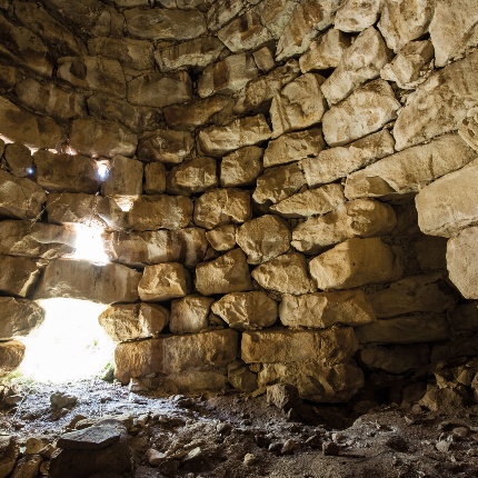 La torre centrale presenta un ingresso rivolto a sud-ovest che immette in una camera dotata di tre nicchie disposte a croce (foto Ivo Piras)