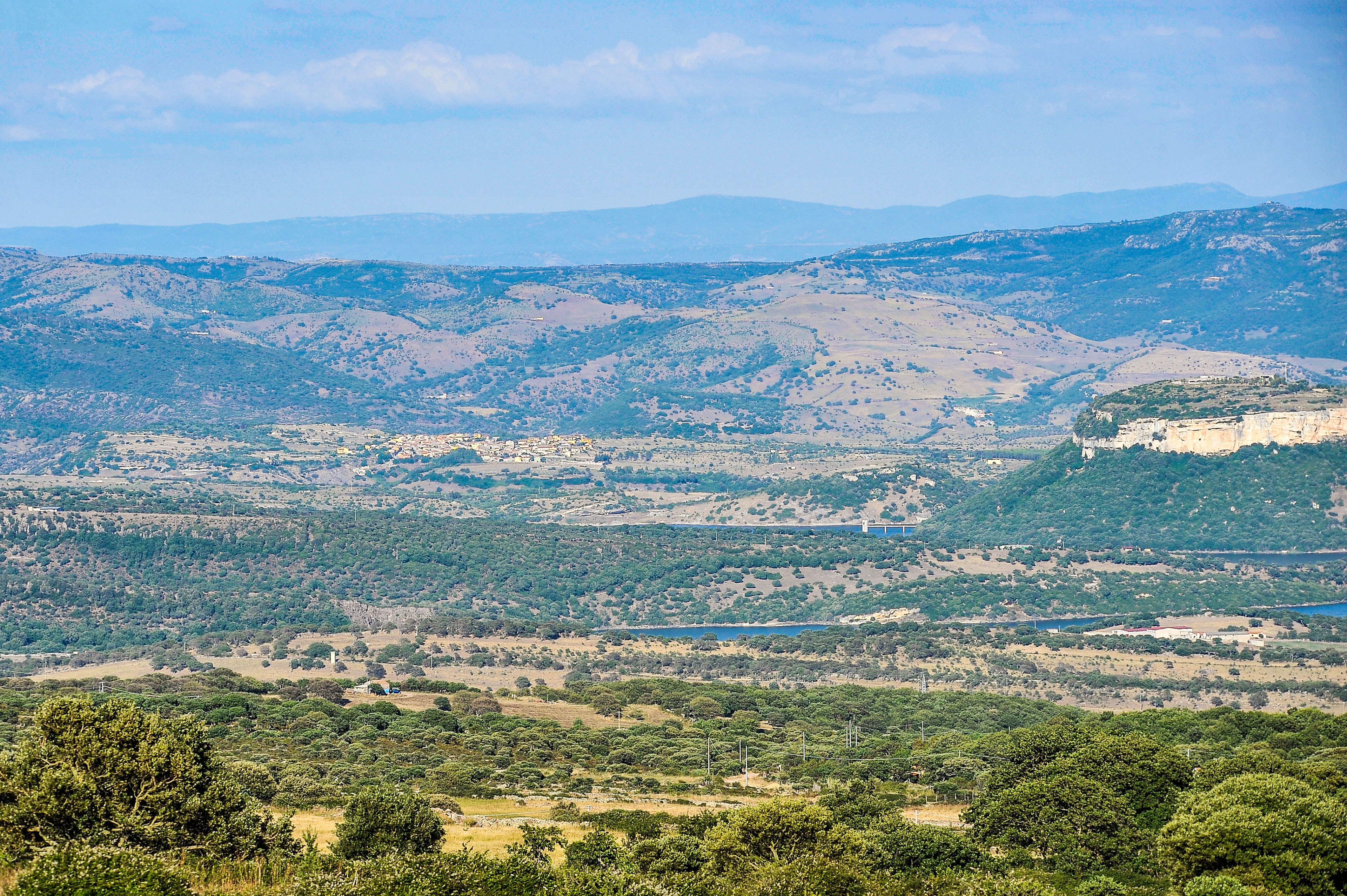 Suggestivo panorama del territorio e del centro abitato di Romana (foto Ivo Piras)