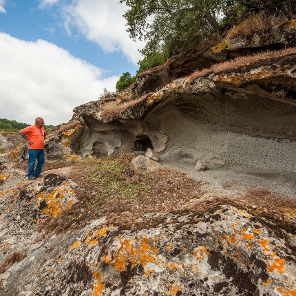Domus de janas di Sas Luzzanas risalenti al Neolitico recente (foto Ivo Piras)