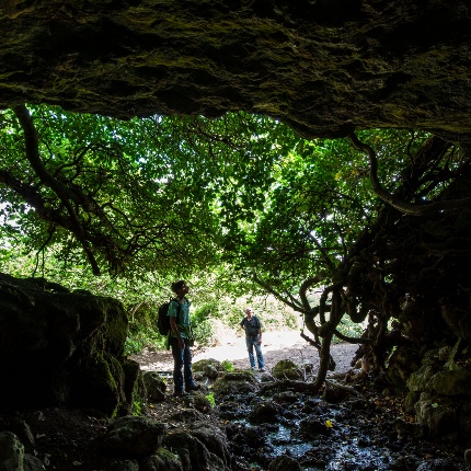 Fonte di San Giacomo, una cavità naturale nella roccia con alcune vasche in pietra per la raccolta dell'acqua sorgiva (foto Ivo Piras)