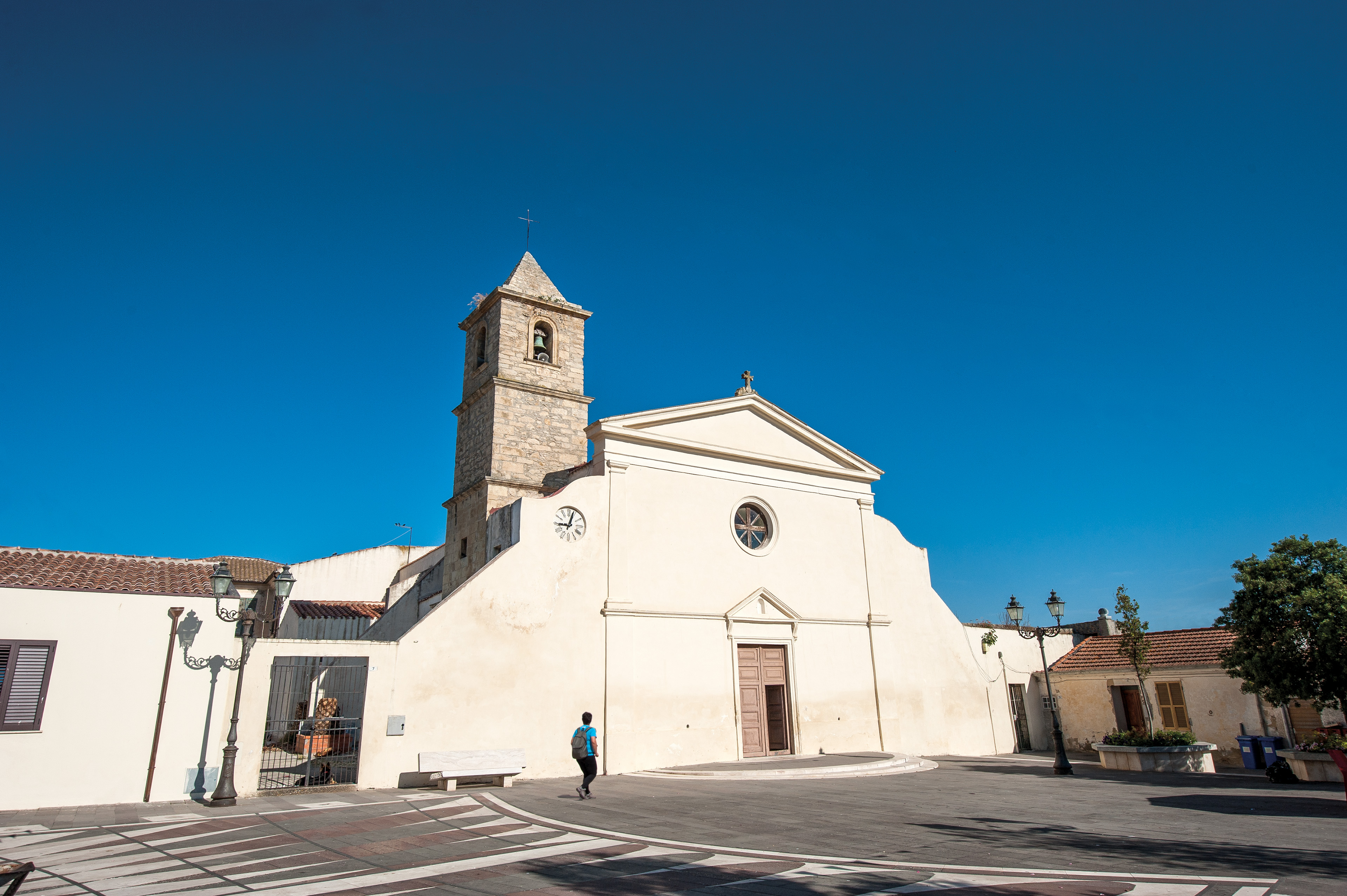 Facciata a capanna con portale timpanato con elementi decorativi in arenaria (foto Ivo Piras)