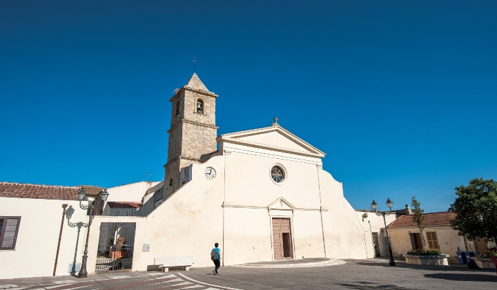 Facciata a capanna con portale timpanato con elementi decorativi in arenaria