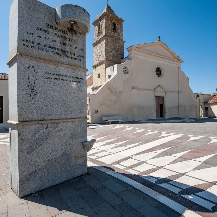 Sul lato sinistro dell’edificio si innalza un campanile a canna quadrata concluso da una cuspide (foto Ivo Piras)