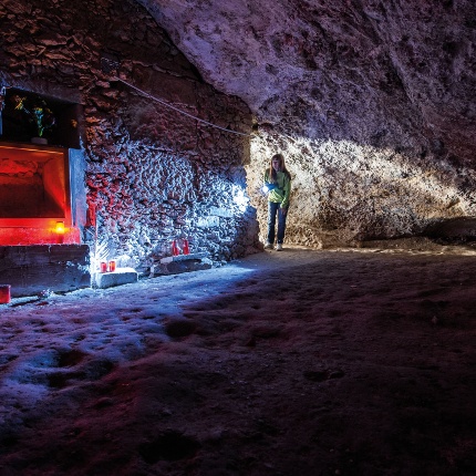 Da una stretta apertura posta a lato del presbiterio si accede ad un ambiente retrostante, dotato di due nicchie (foto Ivo Piras)