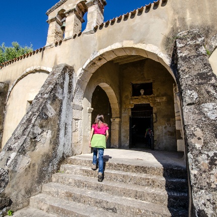 Romana, santuario rupestre di San Lussorio. La scalinata di ingresso alla chiesa (foto Giuseppe Lonis)