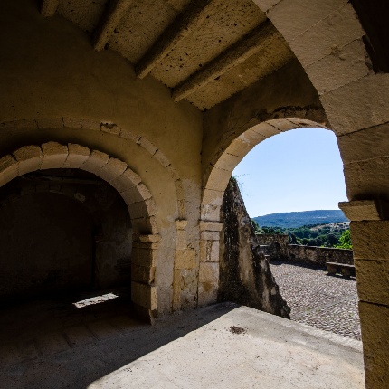 L'interno del portico con la vista panoramica sul territorio circostante (foto Giuseppe Lonis)