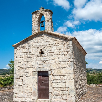 La facciata della fabbrica mononavata (foto Ivo Piras)