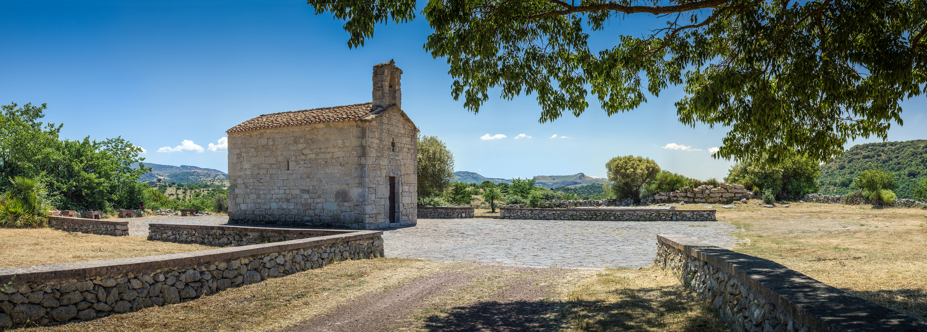 Panoramica del luogo con la chiesa e i resti di un nuraghe (foto Giuseppe Lonis)