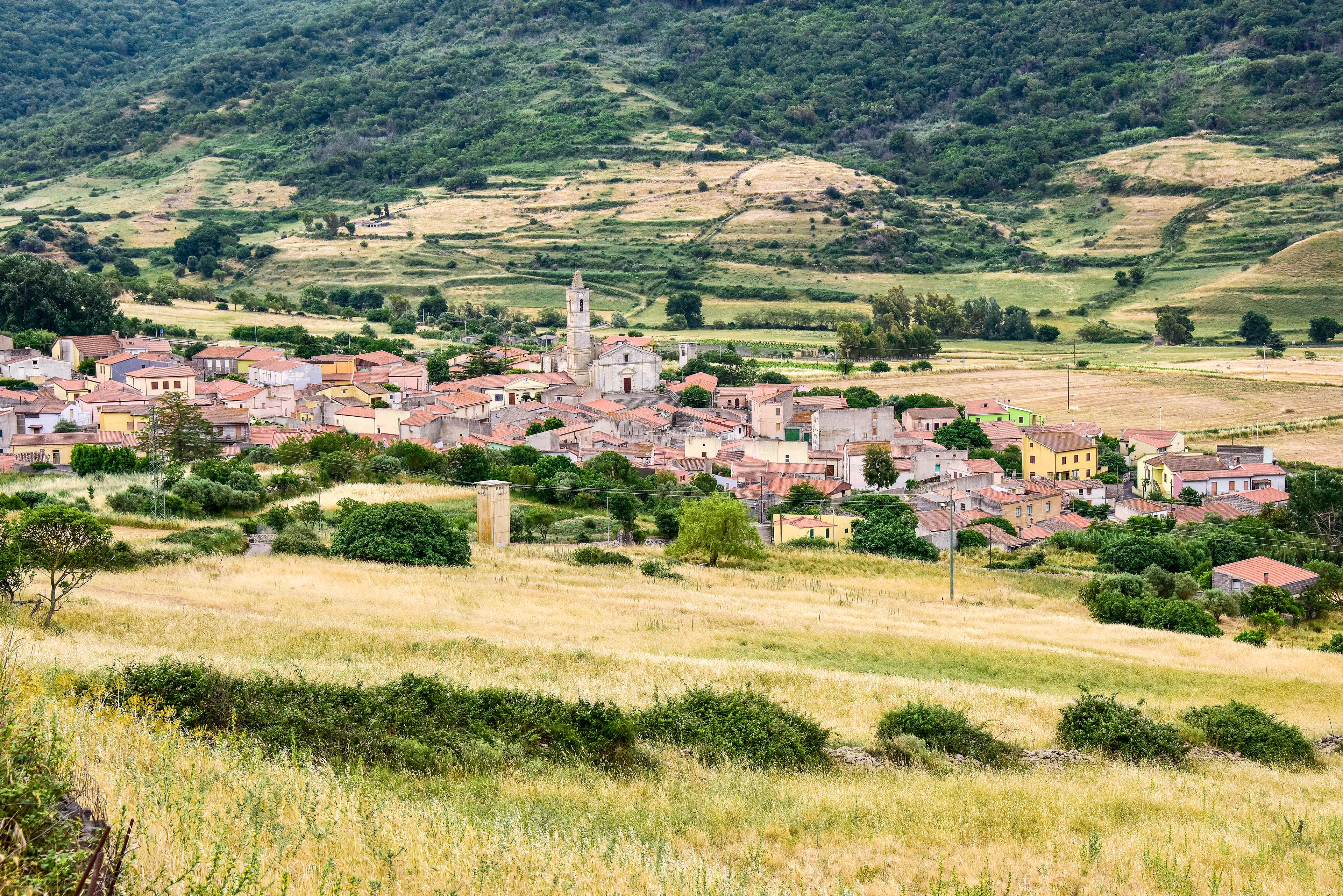 La parrocchiale svetta sulle case del piccolo borgo (foto Ivo Piras)