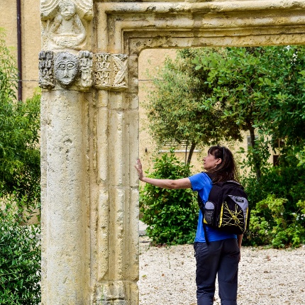 Resti della chiesa di Santa Croce. Portale lapideo riposizionato nella piazza IV Novembre (foto Ivo Piras)