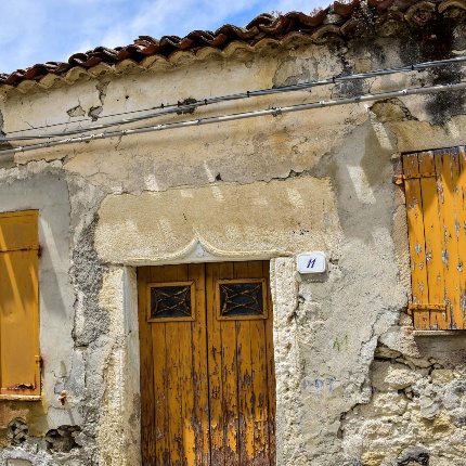 Abitazione nel centro storico. Architrave scolpito in pietra arenaria (foto Ivo Piras)