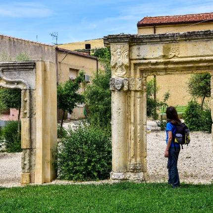 Resti della chiesa di Santa Croce. Portali lapidei (foto Ivo Piras)