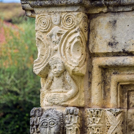 Resti della chiesa di Santa Croce. Particolare sulla decorazione di un portale (foto Ivo Piras)