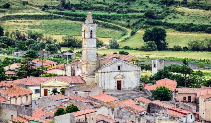 L'edificio domina la piazza e l'abitato dall'alto della sua monumentale gradinata