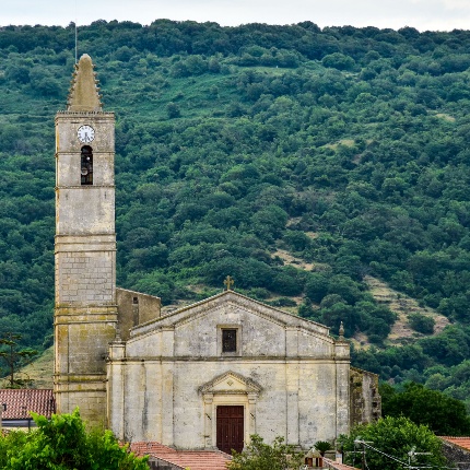 La facciata, di schema tardorinascimentale, è suddivisa in due ordini da un'aggettante cornice a tori e si apre nel bel portale architravato (foto Ivo Piras)