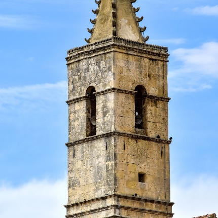 La torre campanara, gugliata, a canna quadrata e ripartita in sei ordini da cinque serie di cornici (foto Ivo Piras)