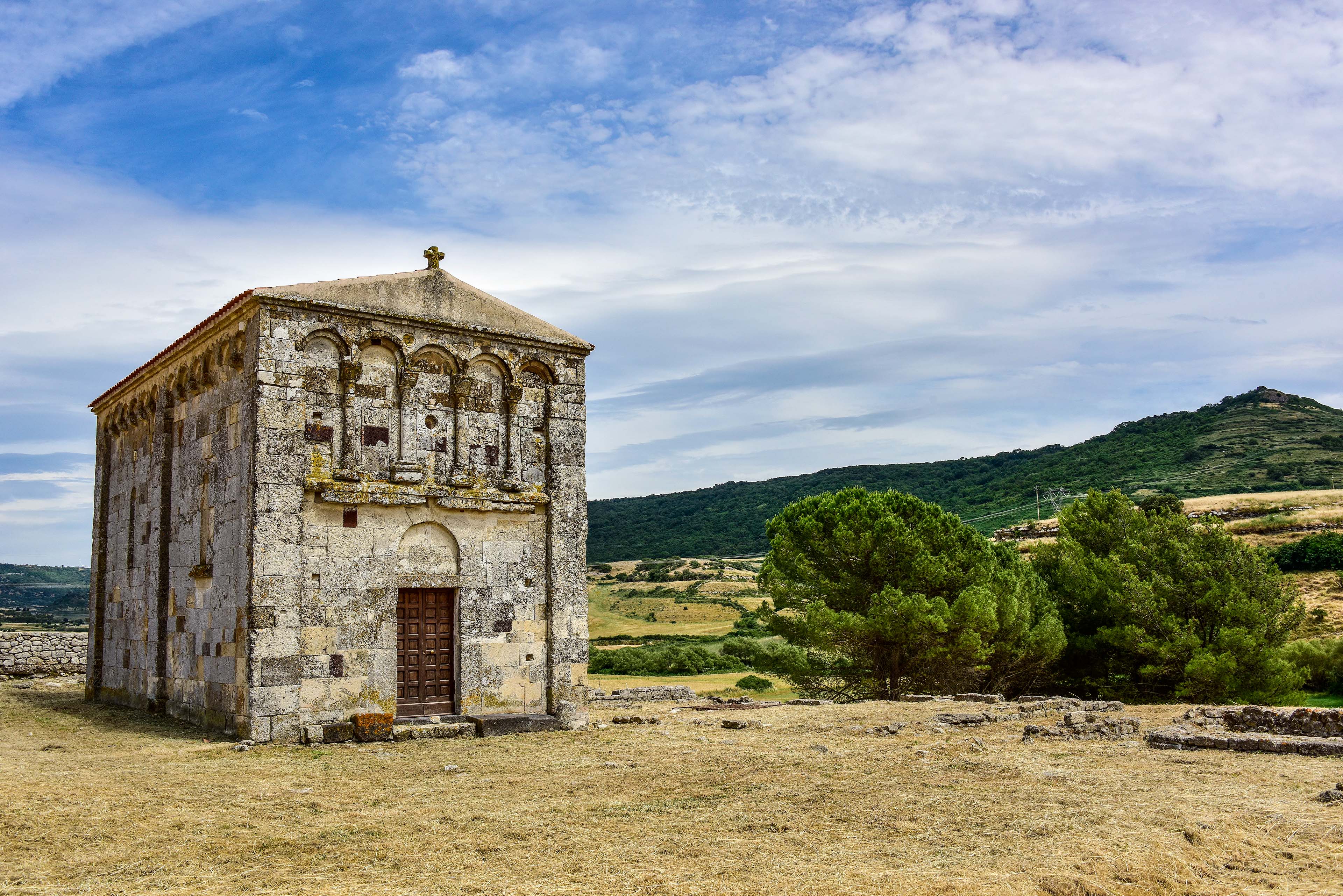 L’edificio mononavato è realizzato con l’impiego di conci in calcare e elementi in trachite