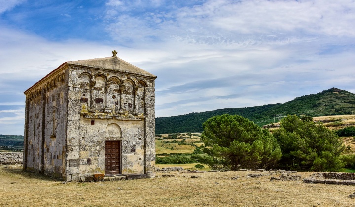 L’edificio mononavato è realizzato con l’impiego di conci in calcare e elementi in trachite