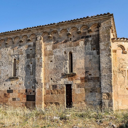 I prospetti laterali sono divisi da una parasta e in ogni specchio è presente una monofora (foto Ivo Piras)